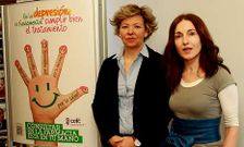 Rosa Lendoiro y Mar�a Jes�s Vigo junto al cartel de la campa�a informativa.