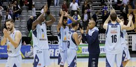 Los jugadores agradecen el apoyo de la afici�n a la conclusi�n de un encuentro. 
