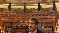 Patxi Lpez baja de la tribuna del Congreso con los escaos de PP y Vox vacos durante el debate sobre la reforma de RTVE y en medio de la DANA en Valencia.