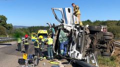 El cami�n de leche que se estrell� en Vilalba qued� hecho un amasijo de hierros.