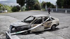Coche calcinado con una persona dentro en una pista forestal de Albite (Mu��os). Autom�vil depositado en la explanada del cuartel de la G.C. de Lobios.