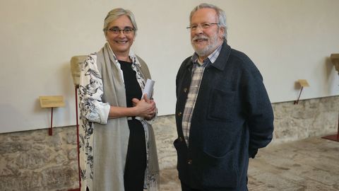 Baldomero Iglesias charlando con Concha Losada, presidenta do Padroado do Museo do Pobo Galego, onde o músico presentou o seu libro sobre os cantares de cego.