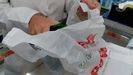 Bolsa de plástico.Una farmacéutica introduce una serie de productos en una bolsa de plástico