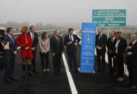 La conselleira (cuarta por la izquierda) y el alcalde (a su derecha) en la apertura del corredor. 