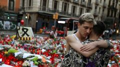 Dos personas se abrazan en uno de los homenajes a las v�ctimas del atentado de Las Ramblas, Barcelona