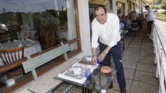 Manuel Casal, en la terraza que dispone el restaurante con vistas a la ra de Betanzos.