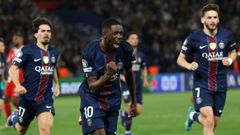 Ousmane Dembele celebra uno de sus goles junto a Vitinha (17) y Kvaratskhelia (7).