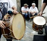 Marti�o Noriega y Xos� Manuel Beiras conversan sentados en un portal. 