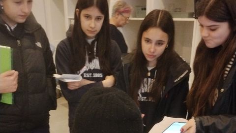 <span lang= gl >Catro alumnas do Colexio Pluriling�e Calasancio da cidade de Pontevedra nun momento das entrevistas cos usuarios no centro de C�ritas.</span>