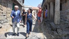 El alcalde de Xunqueira de Amb�a, con la conselleira de Infraestruturas, durante la visita a las calles en las que se har� la intervenci�n.