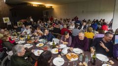 La comida de los vecinos tuvo que celebrarse en el interior del centro social