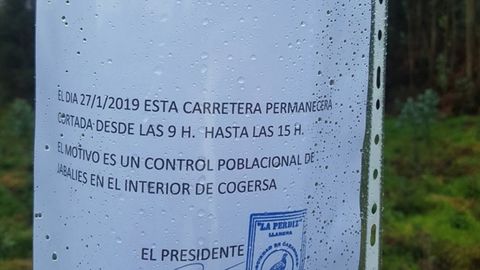 El cartel que anunciaba el corte de la carretera