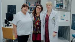 Sol�, en el centro, junto a las enfermeras de Pediatr�a que colaboran en los v�deos.