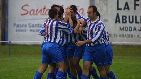 Futbolistas del Iberia celebran un gol al Noia en el 2001.