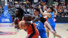 Mus Barro entrando a canasta ante un defensor del Estudiantes