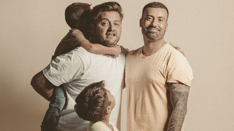 Vicente, Óscar y sus dos hijos adoptivos.