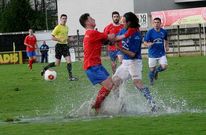 Carba (izquierda) intenta avanzar ante Pablo L�pez en un campo encharcado.