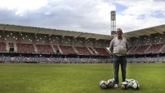 Juan Gabriel Tomé, en el campo de Pasarón, se jubila como responsable de la lavandería y del material del Pontevedra CF