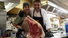 H�ctor L�pez, cocinero del Espa�a (en la foto, con una empleada), destaca el arraigo de los clientes que acuden cada 31 de diciembre al restaurante