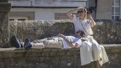 Turistas en un d�a de calor en Santiago de Compostela en una imagen de archivo.