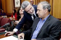El alcalde charla con Tom� en el pleno en el que se aprob� el anterior presupuesto.
