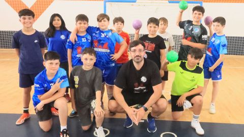 <span lang= gl >Aitor Freir�a, vestido de cor negro abaixo, cos seus pupilos alev�ns.</span>