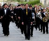 La llegada desde Holanda de la banda mea�esa est� prevista para las diez de la noche.