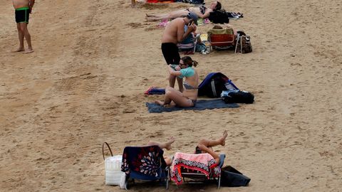 Imagen de la playa de San Lorenzo, en Gijn, hoy Domingo primer da en que toda Espaa ha pasado a la denominada nueva normalidad tras el estado de alarma decretado ante la pandemia del el coronavirus