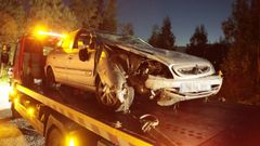 Estado en que qued� el coche que volc� en la bajada del monte San Roque de Viveiro este lunes