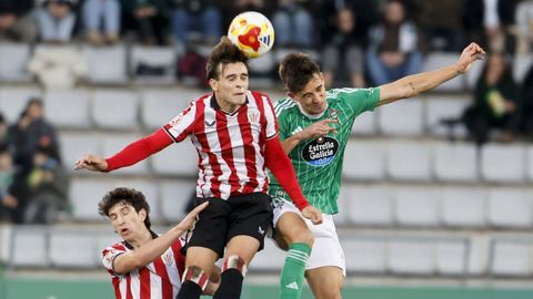 Gorostidi en un duelo a�reo en la derrota por 0-1 frente al Bilbao Athletic en A Malata.