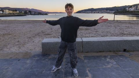 Ra�l Romero, en el paseo mar�timo de Cee