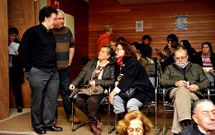 El presidente del Ateneo, Eliseo Fern�ndez, en primer t�rmino en el sal�n de actos.