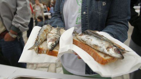 Comiendo en la sardiñada de Conxo, en una imagen del 2015.