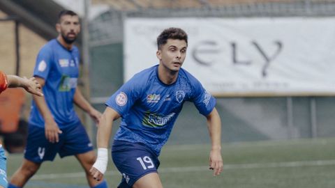 Carlos Villar en el centro del campo azul�n