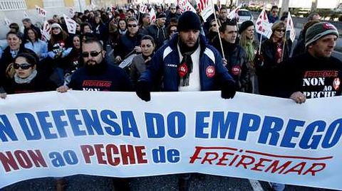 Una manifestaci�n de los trabajadores de la empresa Freiremar contra los despidos.