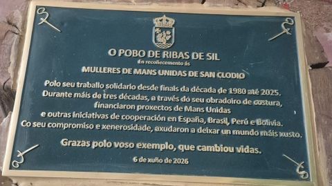 Placa dedicada a las mujeres de Manos Solidarias en San Clodio