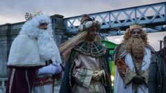 Sus Majestades de Oriente ante el puente internacional sobre el r�o Mi�o