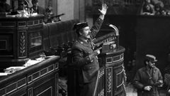 El coronel Antonio Tejero cuando irrumpió, pistola en mano, en el Congreso de los Diputados el 23F durante la segunda votación de investidura de Leopoldo Calvo Sotelo