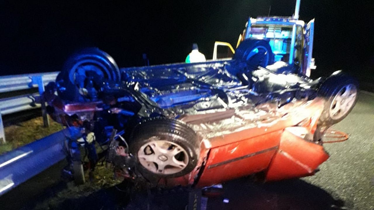 Excarcelada por los bomberos una mujer en un accidente en la A-8 de madrugada en El Franco