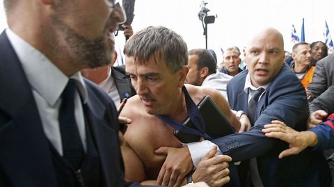 Decenas de trabajadores de la aerolínea francesa Air France penetraron hoy en la sede del grupo y agredieron a miembros de la dirección en el momento en el que desgranaban su plan de ajuste, que incluye el despido de 2.900 empleados.
