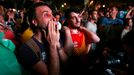 Abucheos y decepci�n de los independentistas en el exterior del Parlament