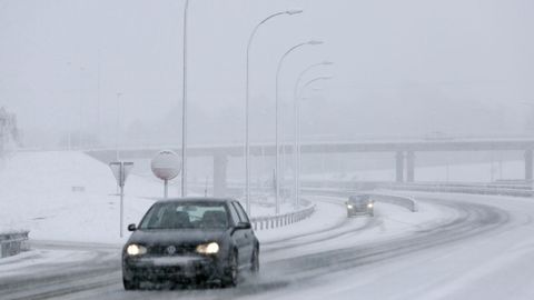 La nieve dificulta la circulacin por la autova A-6 en el entorno de los accesos a la carretera de A Fonsagrada. 