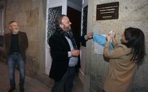 Ayer se descubri� la placa colocada en la fachada de la casa de la calle Hospital, el �ltimo hogar del poeta en 1959. 