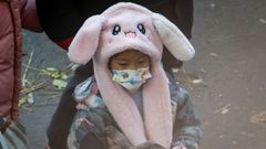 Una nia con mascarilla en una escuela del norte de China
