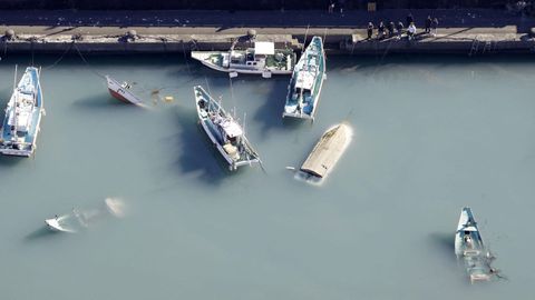 Una vista area muestra barcos volcados en Japn despus de ser afectados por el tsunami causado por la erupcin del volcn submarino en la isla de Tonga