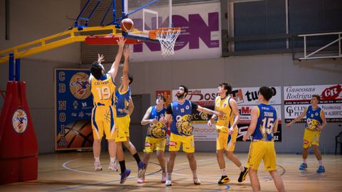 Imagen del encuentro entre el Berberecho y el Novobasket.