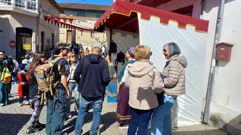 Visitantes de la feria a la entrada del puente viejo desde la calle Santa Clara