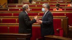 Quim Torra conversa con el presidente del grupo de Junts en el Parlamento catalan, Albert Batet, durante el pleno celebrado este mi�rcoles