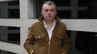 El escritor Manuel Vilas en la Fundaci�n Lu�s Seoane, de A Coru�a, en el 2024, justo antes de la presentaci�n de �El mejor libro del mundo�.