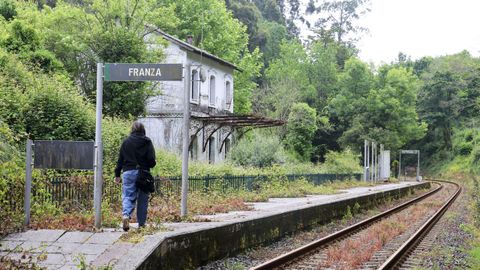 En la abandonada estaci�n de Franza, Mugardos, ni siquiera para el tren desde el a�o 2013.